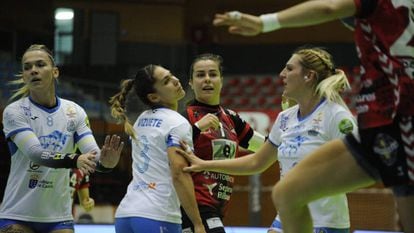 La internacional Ainhoa Hernández (c), con su equipo, el Zuazo, ante el Tenerife. 