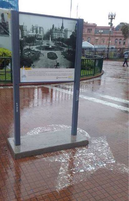 El atril colocado por la Ciudad sobre un pañuelo de las Madres de Plaza de Mayo