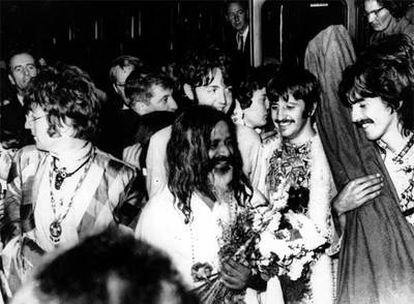 El Maharashi junto a los Beatles en una imagen de 1967