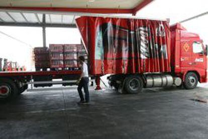 Un cami&oacute;n de reparto carga cajas de Coca Cola en la f&aacute;brica de Fuenlabrada.