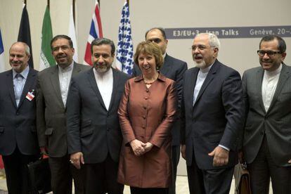 Catherine Ashton posa con la delegaci&oacute;n iran&iacute; en Ginebra.