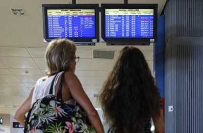 Pantallas informativas con algunos vuelos cancelados en el aeropuerto de Valencia.