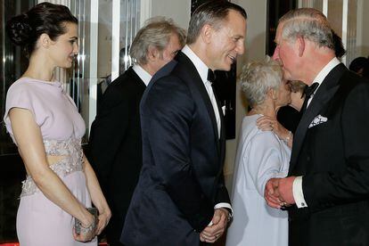 Aunque no posaron juntos sobre la alfombra roja, Craig estuvo acompañado por su mujer, Rachel Weisz, que lució un vestido de crepe rosa pálido con aplicaciones de pedrería y plumas, de Chanel. Ambos saludaron al Príncipe Carlos.
