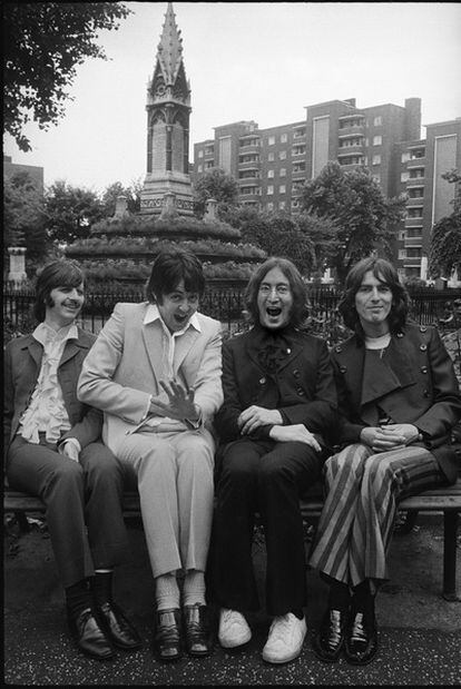 Los Beatles en los jardines de la iglesia de San Pancracio, en julio de 1968.