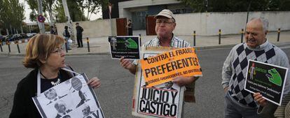 Afectados por las preferentes protestan en la puerta de la sede de la Audiencia Nacional en San Fernando de Henares.