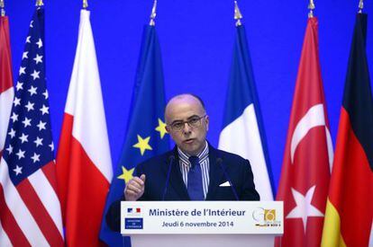 El ministro de Interior franc&eacute;s, Bernard Cazeneuve, durante una rueda de prensa tras la reuni&oacute;n del G6, en Par&iacute;s.