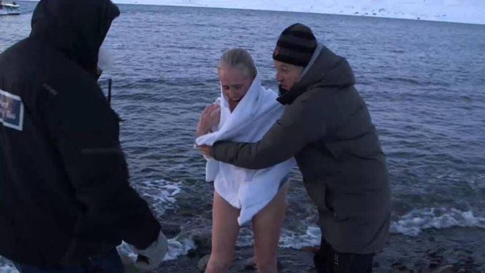 Mercedes Milá tras bañarse en el Ártico en el programa 'Planeta Calleja'. 