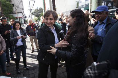 La periodista mexicana Carmen Aristegui (al centro), la mañana de este lunes.