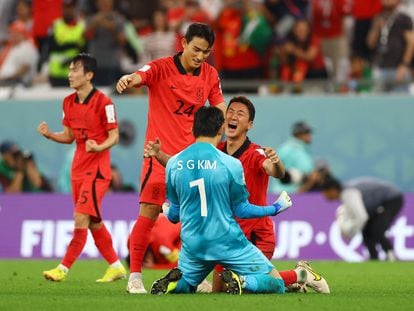 Soccer Football - FIFA World Cup Qatar 2022 - Group H - South Korea v Portugal - Education City Stadium, Al Rayyan, Qatar - December 2, 2022  South Korea's Kim Seung-gyu, Jung Woo-young and Cho Yu-min celebrate after the match as South Korea qualify for the knockout stages REUTERS/Matthew Childs