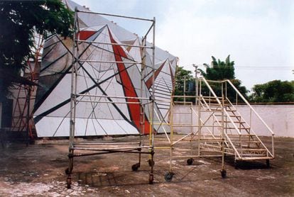 Una imagen de 1996 del patio de murales de ‘La Tallera’, en Cuernavaca, en una fotografía de América Juárez.