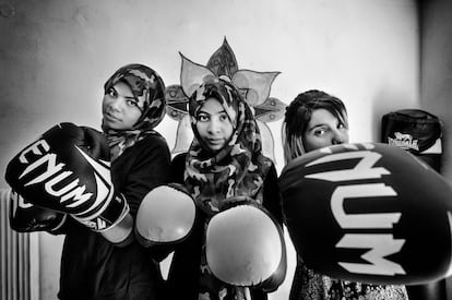 Hala, Zahraa y Eman son sirias. Llegaron hace meses a Atenas como refugiadas, junto a sus familias. Entrenan varios días a la semana en el gimnasio del Victoria Center de Atenas. El boxeo, explican, les sirve para evadirse.