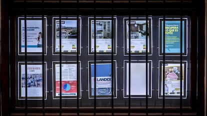 Carteles de viviendas en alquiler y venta en una Inmobiliaria en Valencia.