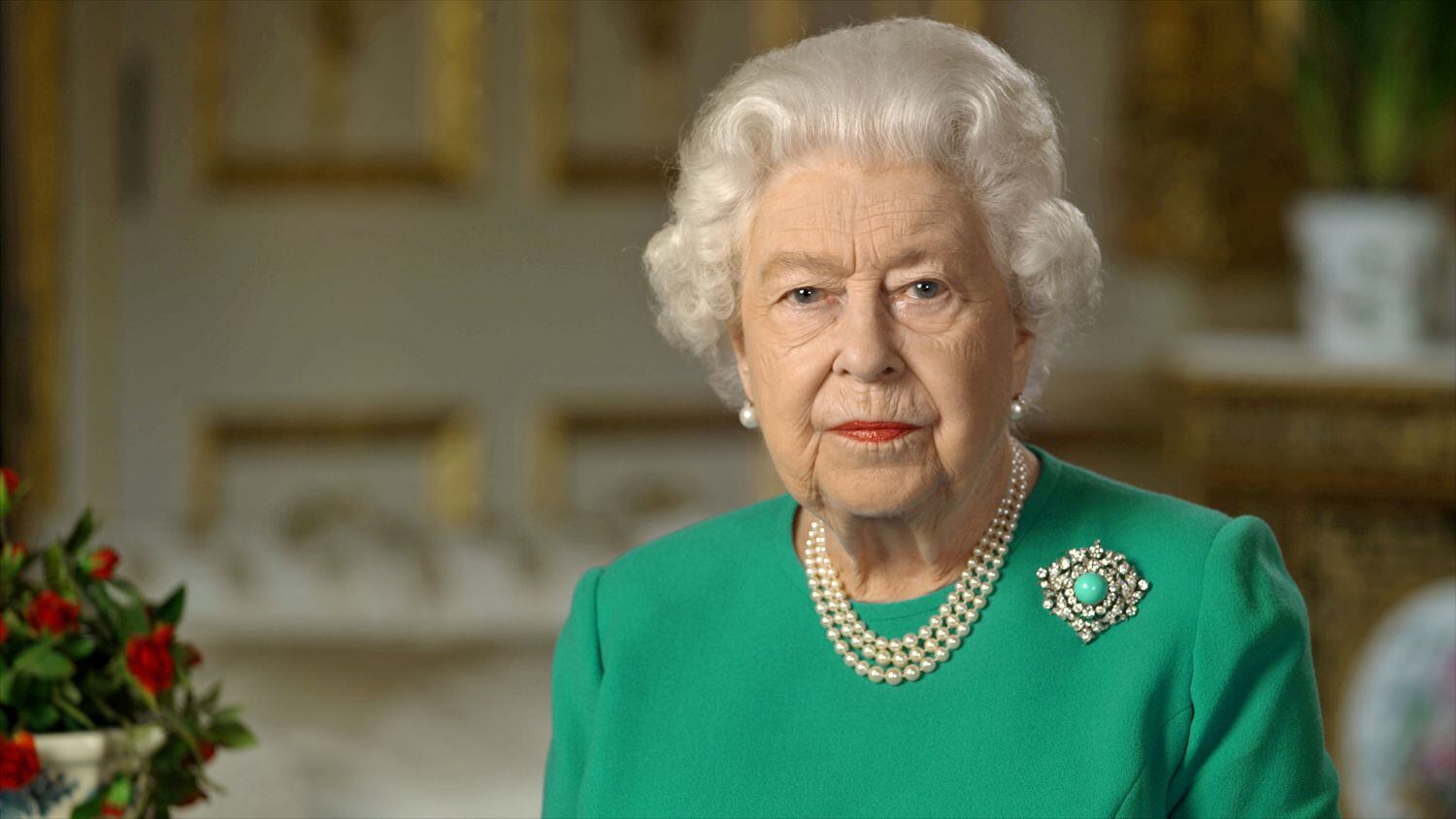 La reina Isabel II, desde el castillo de Windsor, durante su discurso por la pandemia del coronavirus, el pasado abril.
