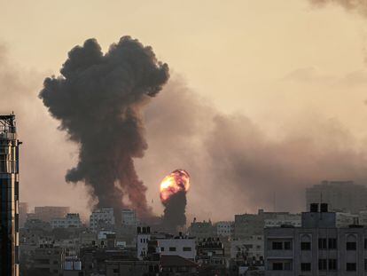 Una columna de humo y fuego tras un ataque de Israel sobre la franja de Gaza.