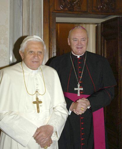 Benedicto XVI junto a John Magee en una fotografía sin fechar distribuida por el diario vaticano 'L'Osservatore Romano'