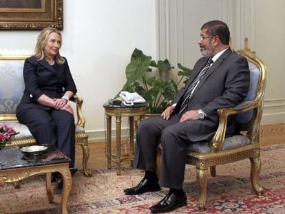 El presidente Morsi y la secretaria de estado Clinton, en El Cairo.