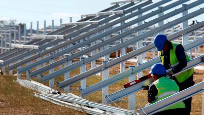 Construcción de una planta fotovoltaica de Iberdrola.