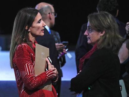 Carolina Schmidt, ministra chilena de Medio Ambiente (izquierda), y Teresa Ribera, ministra española para la Transición Ecológica. En vídeo, declaraciones de Ribera, este domingo.