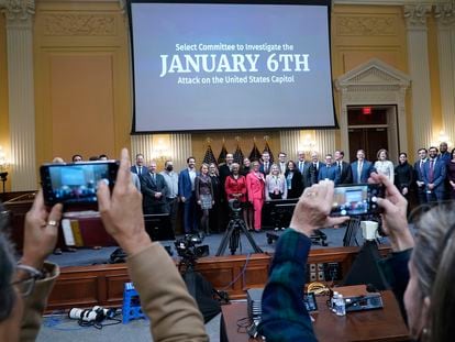Foto de familia del comité investigador del asalto al Capitolio, este lunes en Washington tras celebrar su última reunión.