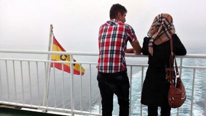 Una pareja de refugiados sirios de Kobane viaja rumbo a Málaga desde Melilla.