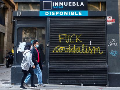 Aspecto de una pintada en un comercio del centro de Barcelona, el pasado lunes.