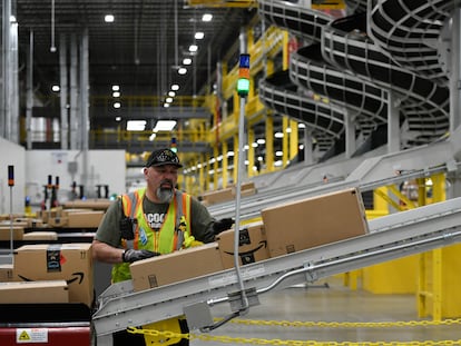 Un trabajador de los almacenes de Amazon, desde donde partieron las quejas que llevaron a Tim Bray a dejar la empresa.