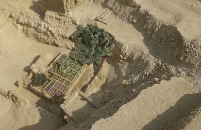 Vista del alzado de la reconstrucción del jardín funerario descubierto.