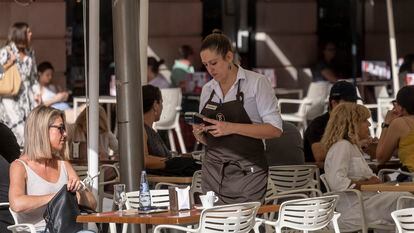 Una camarera de una cafetería del centro de Sevilla, la semana pasada.