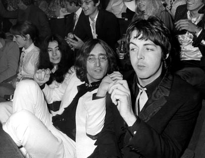 Yoko Ono, John Lennon y Paul McCartney en el estreno de 'Submarino amarillo' en Londres.