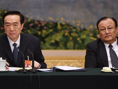 El secretario del Partido Comunista de China en Xinjiang, Chen Quanguo (izquierda), y su 'número dos' en la región, Shohrat Zakir, en una comparecencia en Pekín el pasado 12 de marzo.