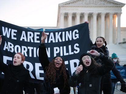 Un grupo de mujeres muestra la píldora abortiva en señal de apoyo al aborto libre frente a la sede del Tribunal Supremo, en Washington (EEUU), en diciembre de 2021.