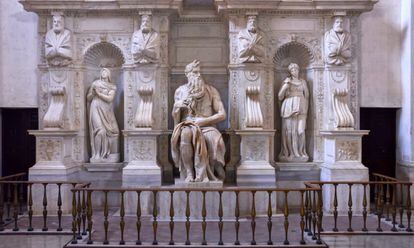 En Monti encontraremos también una de las joyas artísticas de Roma: la Basílica di San Pietro in Vincoli, del siglo V, que alberga el colosal 'Moisés' de Miguel Ángel (en la foto). La otra joya de esta iglesia son los grilletes con los que, supuestamente, se encadenó a San Pedro cuando fue encarcelado en el Carcere Mamertino (cerca del Foro romano). De hecho, esta basílica se construyó expresamente para albergar dicha reliquia.