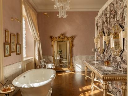El baño de una de las habitaciones del hotel Passalacqua, en Moltrasio (Italia), elegido el mejor del mundo en la lista named The World’s Best Hotel 2023.