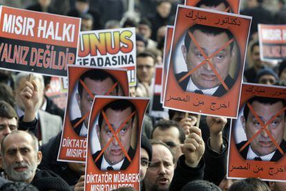 MARCHAS CONTRA EL 'RAIS'. En varias ciudades del mundo musulmán hubo manifestaciones de apoyo al pueblo egipcio y en contra del régimen de Hosni Mubarak, como la de la foto en Estambul, donde cientos de turcos salieron a la calle para unirse a la exigencia de democracia en El Cairo.