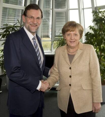 Fotograf&iacute;a facilitada por el PP de Angela Merkel con Mariano Rajoy el pasado mes de abril en Berl&iacute;n.