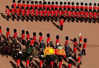 El ataúd de la reina Isabel II, sobre un armón de artillería del que tiran seis caballos, se dirige desde el palacio de Buckingham hacia Westminster Hall, este miércoles en Londres.