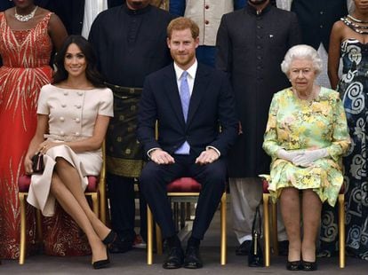La reina Isabel, con los duques de Sussex.