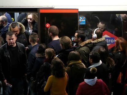 Viajeros intentando entrar en un vagón de metro