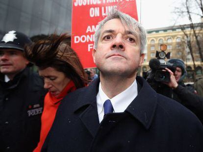 El exministro Chris Huhne llega al tribunal que le conden&oacute; en Londres.