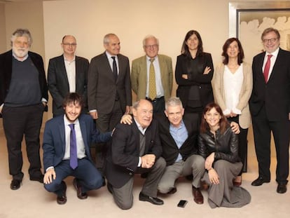 El jurado de los Ortega y Gasset de Periodismo 2017. De pie, desde la derecha, Juan Luis Cebri&aacute;n, In&eacute;s Fern&aacute;ndez-Ord&oacute;&ntilde;ez, Mar&iacute;a Blasco, Jos&eacute; &Aacute;lvarez Junco, Antonio Ca&ntilde;o, Fran Llorente y Joaqu&iacute;n Estefan&iacute;a. Delante, por la derecha, Leonor Watling, Javier Moreno, Jes&uacute;s Ceberio y el secretario, sin voto, Pedro Zuazua. Rebeca Grynspan, que no pudo estar presente, intervino en la reuni&oacute;n por tel&eacute;fono. 