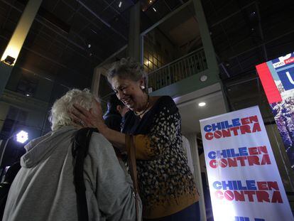 Partidarios del voto en contra del cambio de Constitución celebran los resultados del plebiscito en Santiago.