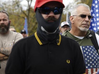 Un integrante de Proud Boys luce un polo de Fred Perry.