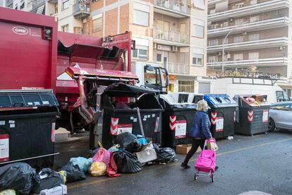 El camión de Ama recoge la basura acumulada en las calles de Roma.