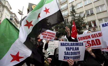 Manifestantes contra Bachar El Asad frente a la embajada siria en Estambul.
