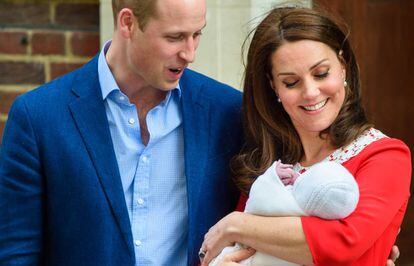 Los duques de Cambridge salen del hospital con su tercer hijo, el príncipe Luis, el 23 de abril de 2018.