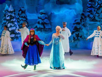 Elsa, la reina de las nieves, y su hermana Anna, en una de las escenas del espect&aacute;culo que se presenta en Disneyland Paris.