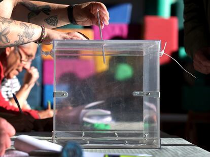 Una persona introduce un voto el en la escuela pública de Otxandio, en Bizkaia.