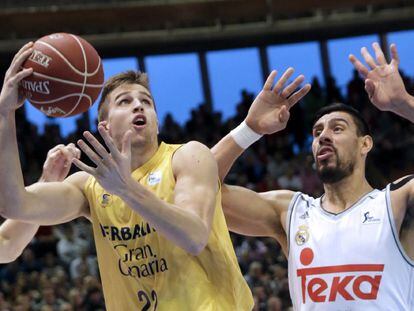 Ayón intenta frenar a Rabaseda del Gran Canaria.