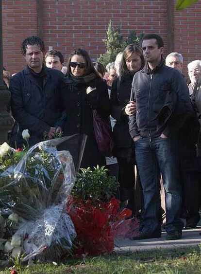 La familia de Ignacio Uria, en el lugar del asesinato del empresario.