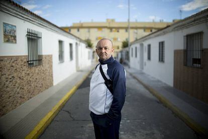 Joaquín Gómez, vecino del barrio de Pérez Cubillas de Huelva, trabajó en el polo químico durante años. Hoy, padece cáncer de mama y denuncia que ambos hechos guardan relación.